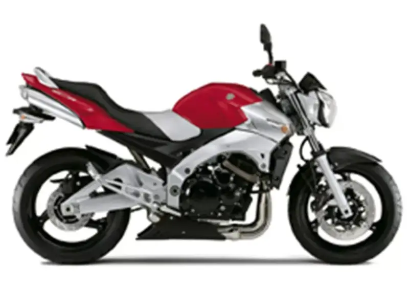 Suzuki GSR w czerwono-srebrnej odsłonie, gotowy na miejskie wyzwania.