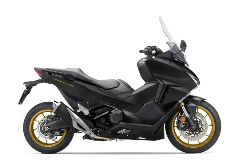 Czarny skuter Honda Forza 750 z złotymi felgami. Potężny silnik sugeruje dużą prędkość maksymalną.